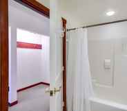 In-room Bathroom 7 Mt Baker Lodging Ensuite 15 - Sleeps 6