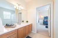 In-room Bathroom Beautiful and Comfortable Apartment Near Universal Parks