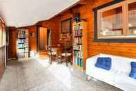 Lobby Wooden Holiday Home in Meijel With Private Garden