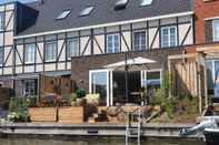 Bangunan Spacious Holiday Home in Alkmaar With Garden