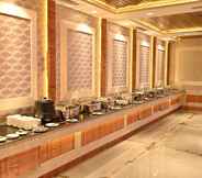 Restaurant 7 Hotel Aakriti Clarks Inn Express