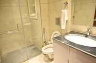 Toilet Kamar Hotel Aakriti Clarks Inn Express