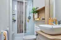 In-room Bathroom Captivating Bluebell Lodge 2-bed Cotswolds Caravan