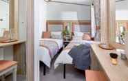 Phòng ngủ 4 Captivating Bluebell Lodge 2-bed Cotswolds Caravan