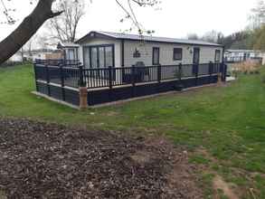 Exterior 4 Captivating Bluebell Lodge 2-bed Cotswolds Caravan