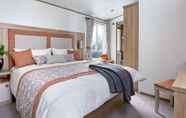 Phòng ngủ 3 Captivating Bluebell Lodge 2-bed Cotswolds Caravan