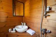 In-room Bathroom Stunning Treehouse 10 Mins From Sandy Beaches
