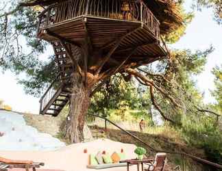 Exterior 2 Stunning Treehouse 10 Mins From Sandy Beaches