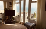 Phòng ngủ 3 Stunning 1-bed Apartment Overlooking Looe bay