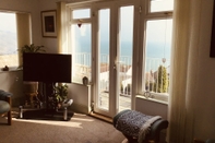 Bedroom Stunning 1-bed Apartment Overlooking Looe bay