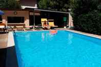 สระว่ายน้ำ Hotel Arlecchino