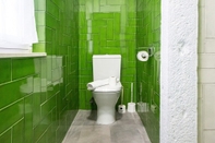 Toilet Kamar Colourful and Tasteful 2bedroom Apartment in Graça