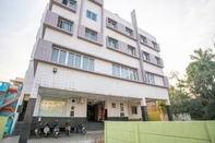 Bên ngoài Sri Nidhi Hotel