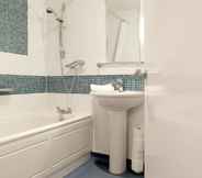 In-room Bathroom 4 Superb Spacious Central Studio Apartment High Ceiling