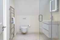 Toilet Kamar Your Apartment Redcliffe Parade - No 3