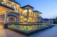 Swimming Pool Royal Graces Luxury