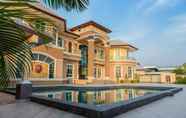 Swimming Pool 4 Royal Graces Luxury