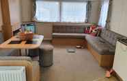 Ruang Umum 2 3 Bedroom Caravan, Sleeps 8, at Parkdean Newquay Holiday Park