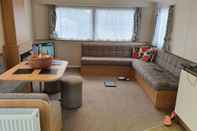 Ruang Umum 3 Bedroom Caravan, Sleeps 8, at Parkdean Newquay Holiday Park