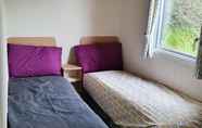 Phòng ngủ 6 3 Bedroom Caravan, Sleeps 8, at Parkdean Newquay Holiday Park