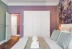 Phòng ngủ 7 Soak in Modern Floral Atmosphere by Market Square Airport Pickup Breakfast