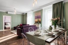 Phòng ngủ Soak in Modern Floral Atmosphere by Market Square Airport Pickup Breakfast