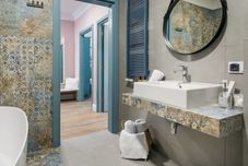 客房浴室 Enjoy This Incredible Pastel Universe in Cute Modern Home by Market Square