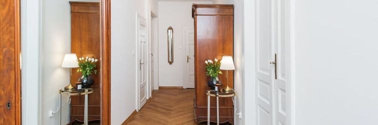 Lobby Fantastic Well-decorated 3 Bedrooms Cracovian Home Located in the Old Town