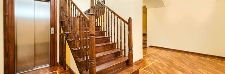 Lobby Enjoy Incredible Antique Apartment in Historical Townhouse by Market Square