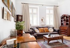 Common Space 2 Enjoy Incredible Antique Apartment in Historical Townhouse by Market Square