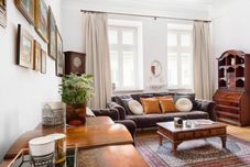 Common Space Enjoy Incredible Antique Apartment in Historical Townhouse by Market Square