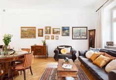 Common Space 6 Enjoy Incredible Antique Apartment in Historical Townhouse by Market Square