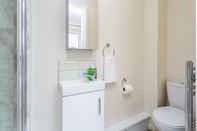 In-room Bathroom Blackberry - Stylish Self-contained Flats in Soton City Centre