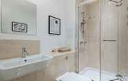 In-room Bathroom 7 The Hoxton Docks - Modern Bright 1bdr Flat With Study Room Balcony