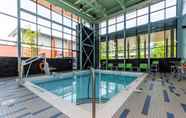 Kolam Renang 2 Holiday Inn Express And Suites Chilliwack East, an IHG hotel