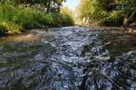 Kolam Renang Riverside Cabin in Shropshire