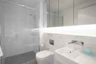 In-room Bathroom BOUTIQUE STAYS - Sea Breeze at Port