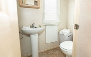 In-room Bathroom 5 Skegness Holidays Binley Lodge