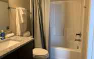 In-room Bathroom 4 4BR Comfort House With Modern Amenities