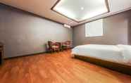 Bedroom 7 Daejeon Yongjeon Sky