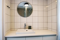 In-room Bathroom Phaedrus Living: Seaside Luxury Flat Lighthouse 69