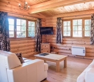 Common Space 4 Ash Lodge With Hot Tub, Kingfishers