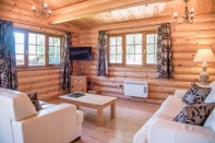 Common Space Ash Lodge With Hot Tub, Kingfishers