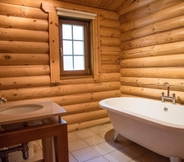 In-room Bathroom 3 Ash Lodge With Hot Tub, Kingfishers