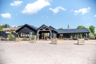 Exterior Ash Lodge With Hot Tub, Kingfishers