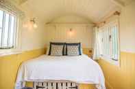 Bedroom Delila, Kingfishers