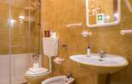 In-room Bathroom 2 B32 - Portimao Central Apartment