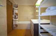 In-room Bathroom 2 B11 - Condominio do Mar Apartment