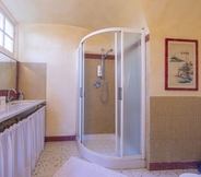 In-room Bathroom 2 Le Zie - Castello Rocca Grimalda