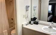 Toilet Kamar 4 Baymont by Wyndham Grand Junction